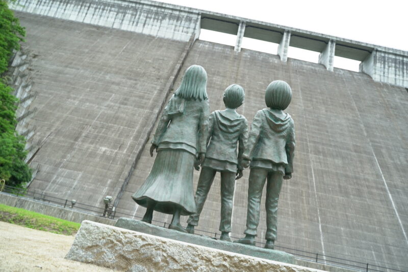 大山ダム銅像（進撃の巨人）